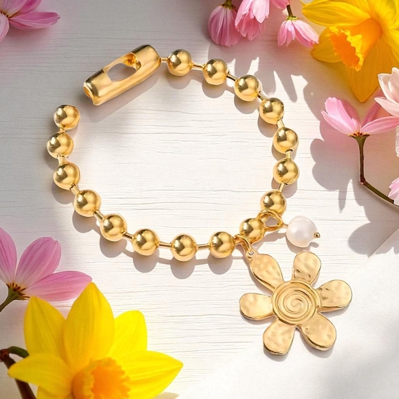 🆕️Elegant Gold Flower Charm Bracelet - Picture 1 of 15